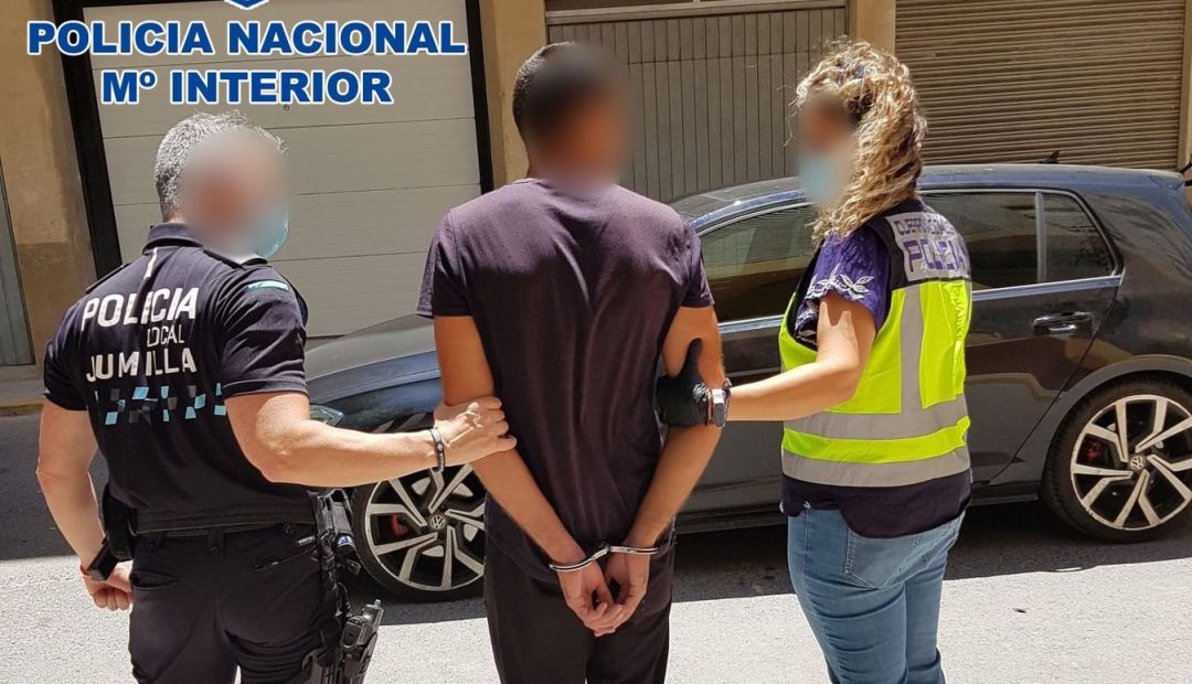 Uno de los detenidos custodiado por agentes de Policía Nacional y Policiía Local Uno de los detenidos custodiado por agentes de Policía Nacional y Policiía Local