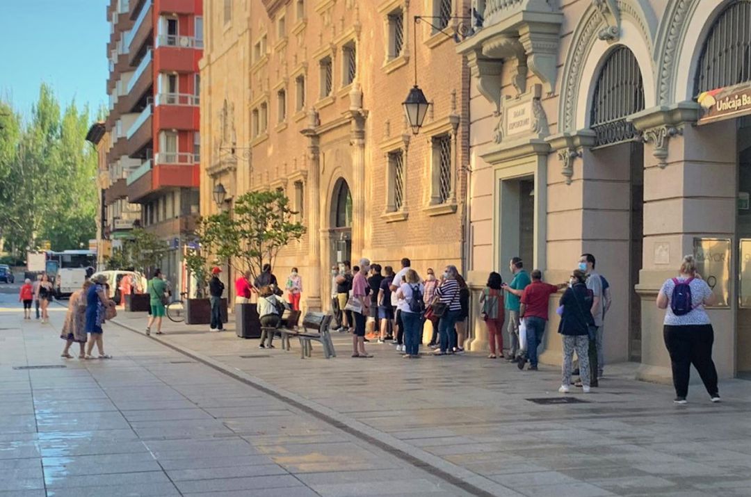 Las colas en los accesos a las dependencias municipales son diarias Las colas en los accesos a las dependencias municipales son diarias