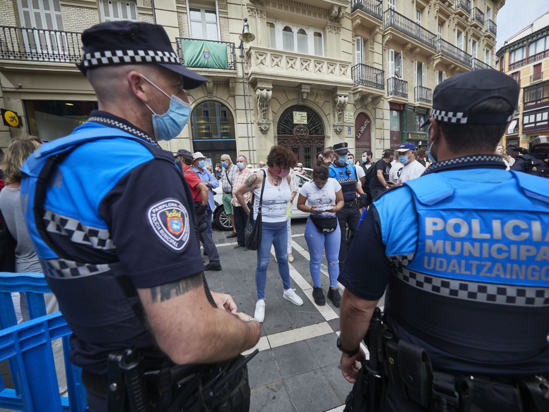 Agentes de la Policía Municipal controlan la afluencia de gente en la Plaza del Consistorio Agentes de la Policía Municipal controlan la afluencia de gente en la Plaza del Consistorio
