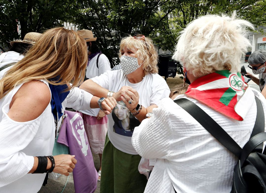 La madre de Nagore Laffage, Asun Casasola (c), durante el acto de recuerdo y homenaje a la joven asesinada en los Sanfermines de 2008 La madre de Nagore Laffage, Asun Casasola (c), durante el acto de recuerdo y homenaje a la joven asesinada en los Sanfermines de 2008