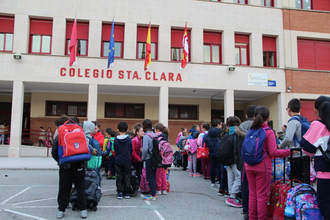 Alumnos a las puertas del colegio Santa Clara de Cuéllar Alumnos a las puertas del colegio Santa Clara de Cuéllar
