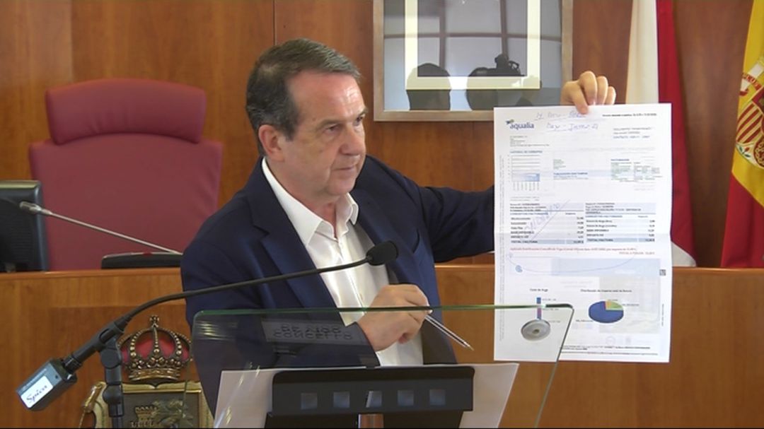 El alcalde, Abel Caballero, con una factura del agua en la mano El alcalde, Abel Caballero, con una factura del agua en la mano