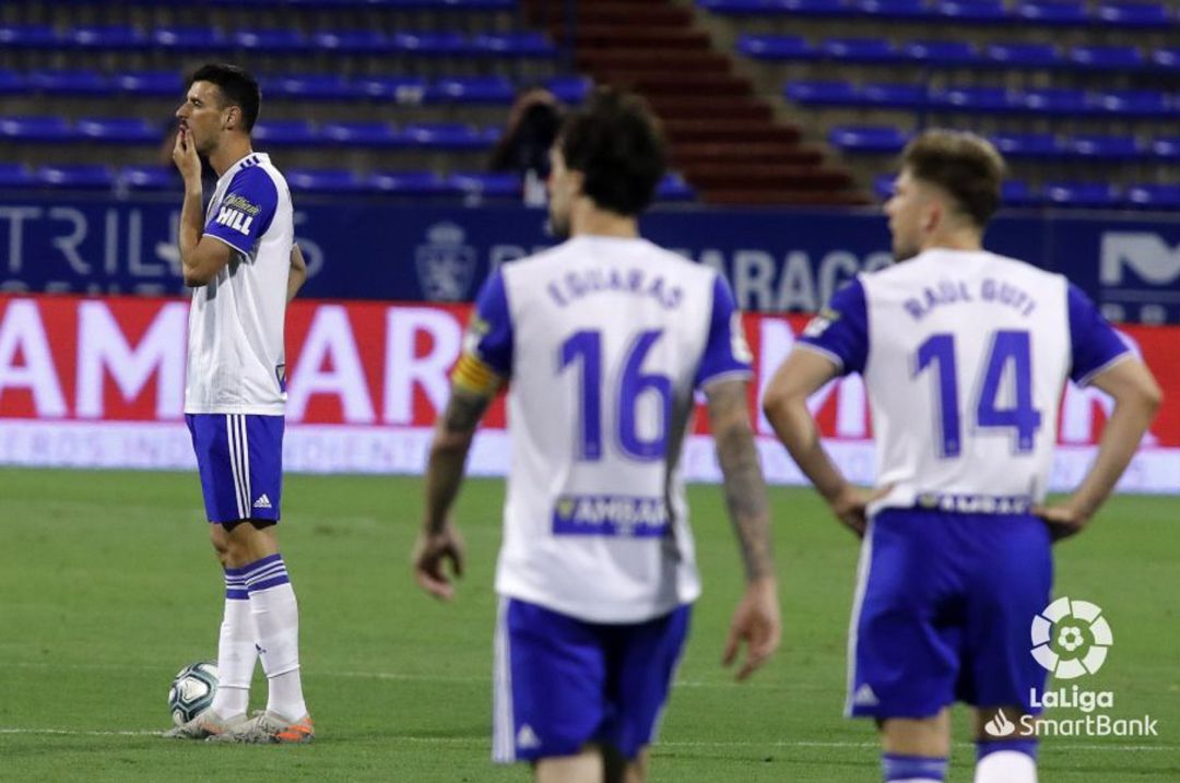 Los jugadores del Real Zaragoza lamentan uno de los goles del Rayo Vallecano Los jugadores del Real Zaragoza lamentan uno de los goles del Rayo Vallecano