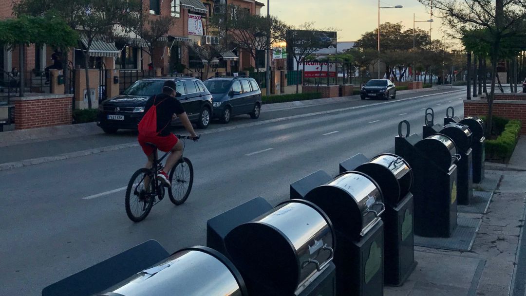 Imagen de archivo de un ciclista, en una de las entradas a Valdepeñas (Ciudad Real) Imagen de archivo de un ciclista, en una de las entradas a Valdepeñas (Ciudad Real)