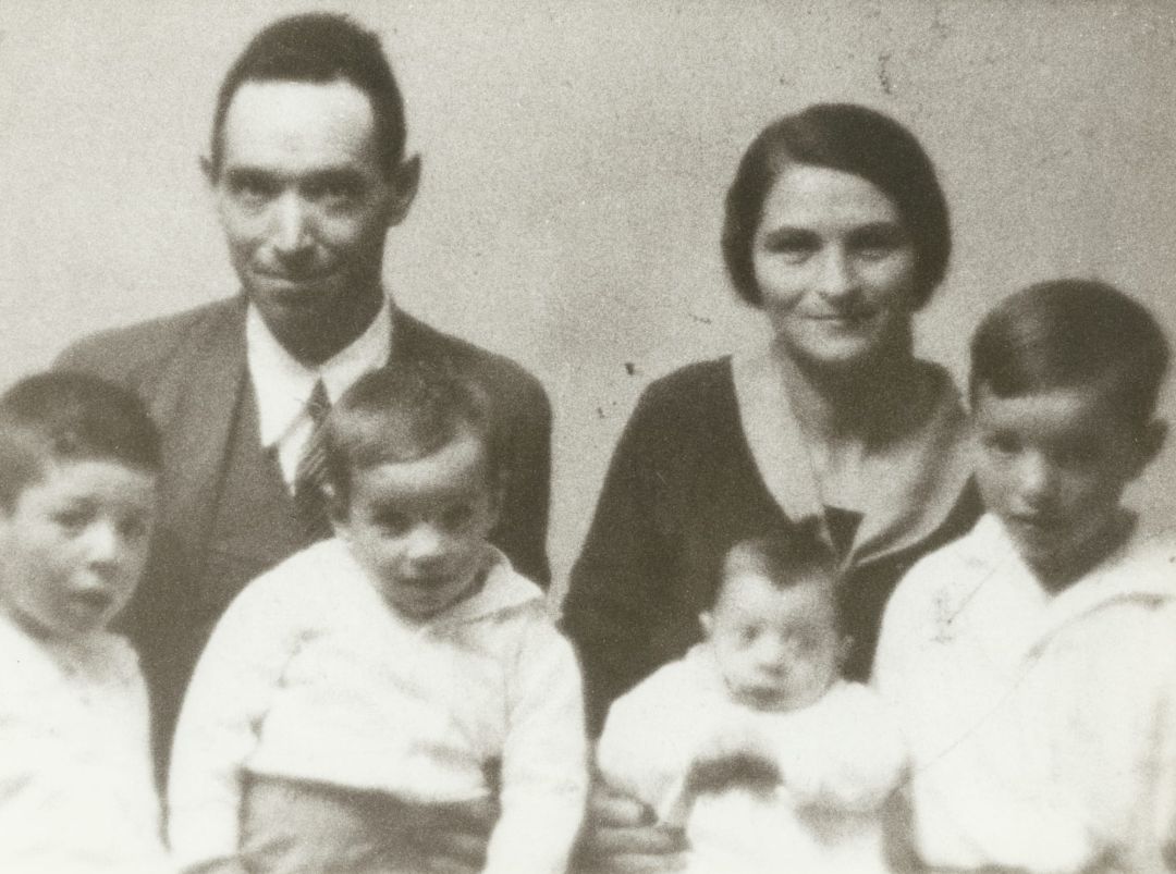 La abuela Juana junto a su marido y sus hijos antes de la guerra (Fausto es el segundo desde la izquierda). La abuela Juana junto a su marido y sus hijos antes de la guerra (Fausto es el segundo desde la izquierda).