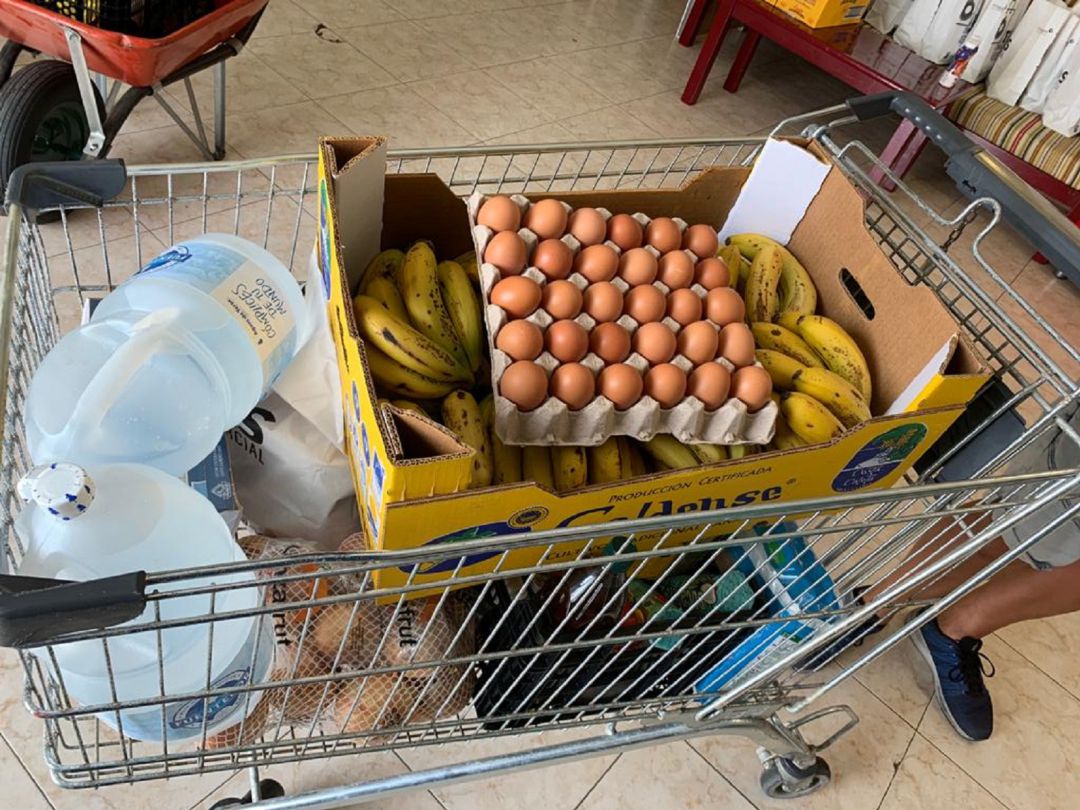Parte de los alimentos repartidos. Parte de los alimentos repartidos.