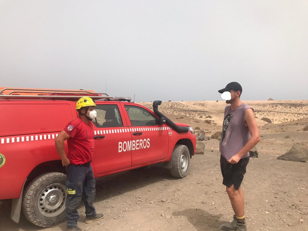 Un bombero del Consorcio de Seguridad y Emergencias junto a uno de los senderistas rescatados. Un bombero del Consorcio de Seguridad y Emergencias junto a uno de los senderistas rescatados.