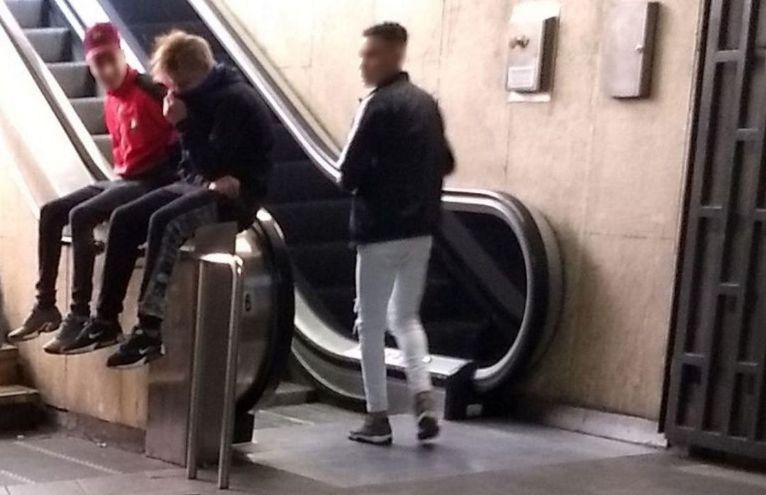 Fiscalia explica que una de les organitzacions obliga els migrants a robar en zones turístiques i l'altra es dedica al tràfic de drogues, convertint els menors en camells als carrers de la capital Fiscalia explica que una de les organitzacions obliga els migrants a robar en zones turístiques i l'altra es dedica al tràfic de drogues, convertint els menors en camells als carrers de la capital