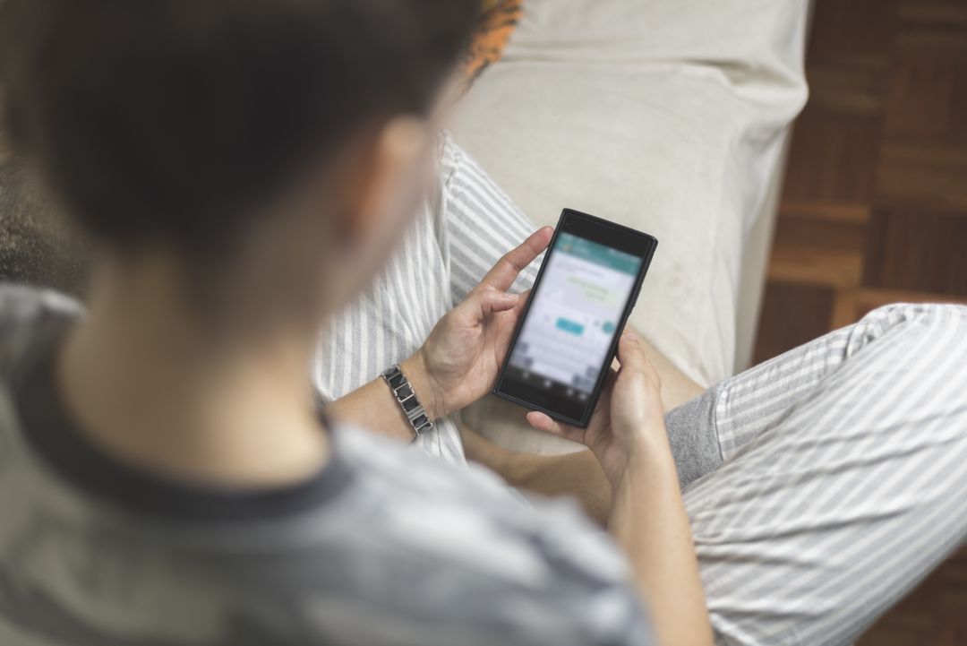 Un joven manda un mensaje por su teléfono móvil Un joven manda un mensaje por su teléfono móvil