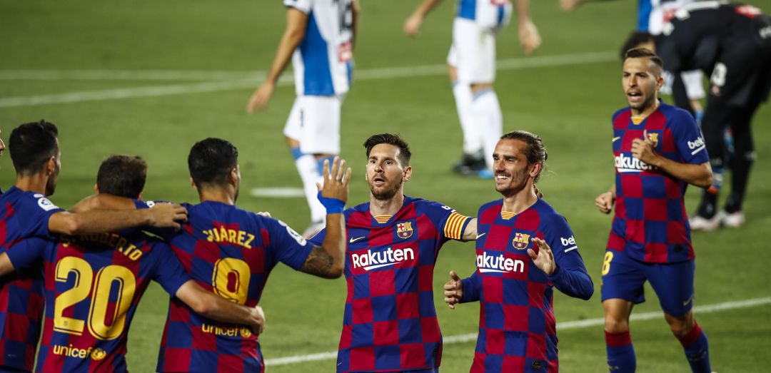 Los jugadores del Barcelona celebran el gol de la victoria Los jugadores del Barcelona celebran el gol de la victoria