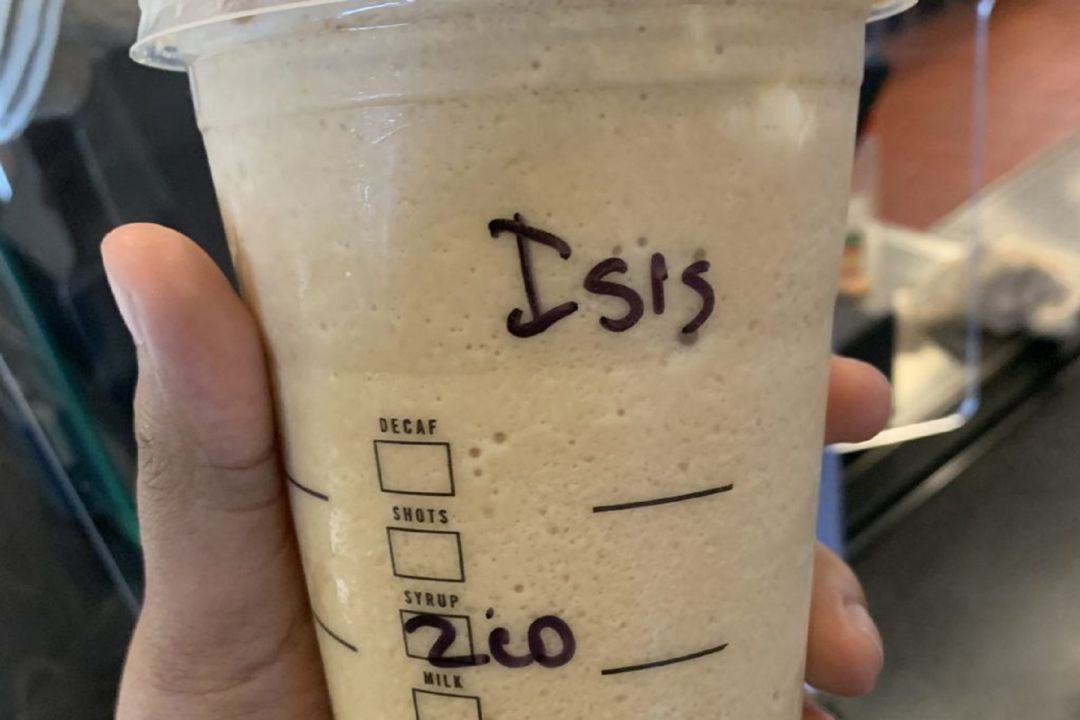 Aisha se encontró el nombre "ISIS" en su vaso. Aisha se encontró el nombre "ISIS" en su vaso.