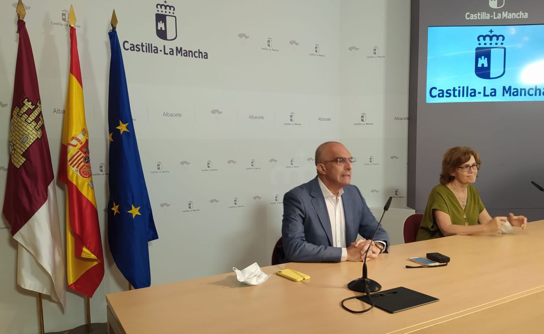El director general de Salud Pública y la delegada provincial de Sanidad durante su comparecencia en 'Casa Perona' El director general de Salud Pública y la delegada provincial de Sanidad durante su comparecencia en 'Casa Perona'