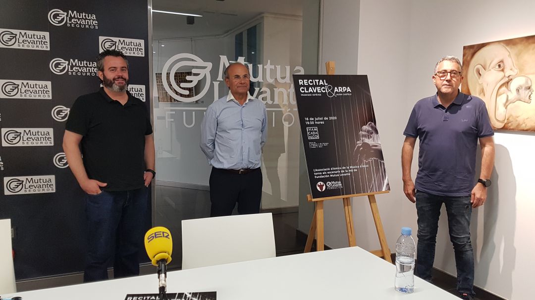 Raül Llopis, edil de Cultura; Miguel Ferrándiz, de la Asociación Amigos de la Música; y Pep Jordá, de la Fundación Mutua de Levante. Raül Llopis, edil de Cultura; Miguel Ferrándiz, de la Asociación Amigos de la Música; y Pep Jordá, de la Fundación Mutua de Levante.