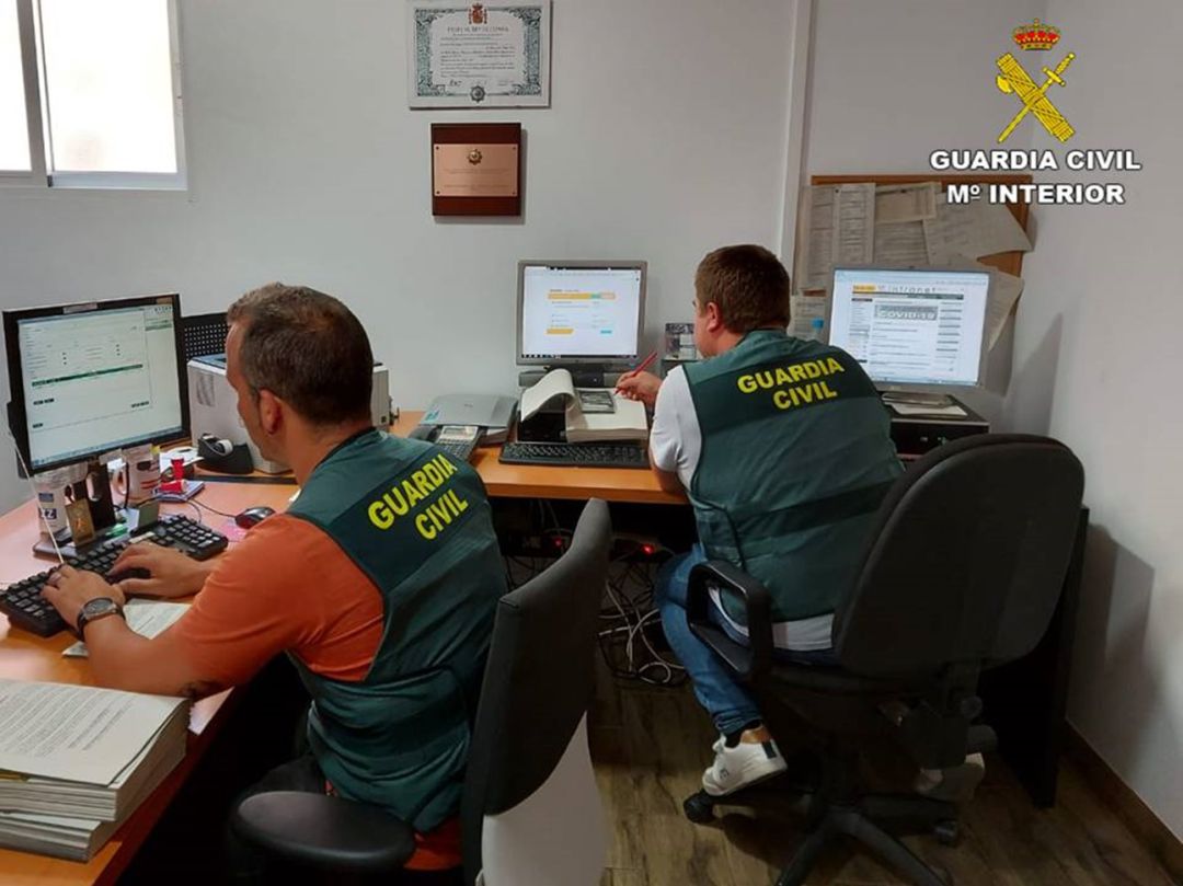 La Guardia Civil de Alicante detiene en Burgos a los autores de 35 estafas en la venta de perros por Internet La Guardia Civil de Alicante detiene en Burgos a los autores de 35 estafas en la venta de perros por Internet