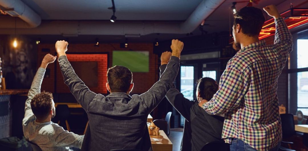Aficionados celebrando un gol en un bar Aficionados celebrando un gol en un bar