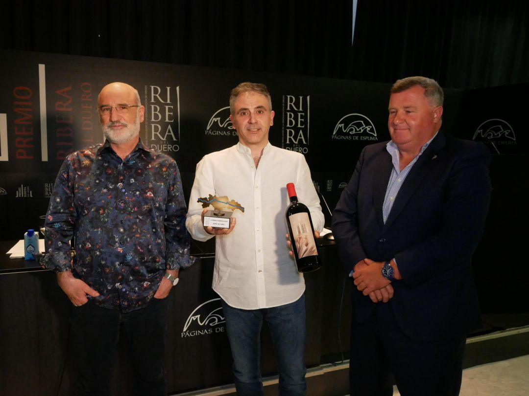 El ganador del certamen, Marcelo Luján, acompañado de Fernando Aramburu (izq) y Enrique Pascual (dcha) El ganador del certamen, Marcelo Luján, acompañado de Fernando Aramburu (izq) y Enrique Pascual (dcha)