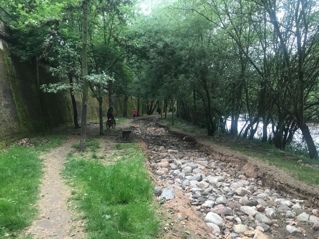 Los efectos de las riadas en el paseo del Sil a su paso por Ponferrada Los efectos de las riadas en el paseo del Sil a su paso por Ponferrada