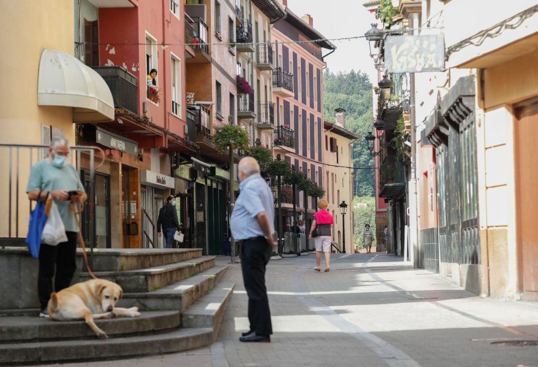 Vecinos de Ordizia conversan en la calle Etxezarreta donde se originó el brote de esta localidad guipuzcoana. En las carpas instaladas por Osakidetza continúan desfilando para hacerse las pruebas del covid-19 a la espera de que el Gobierno Vasco regule en una orden las restricciones para atajar el brote, entre las que podría estar el uso obligatorio de mascarillas. Vecinos de Ordizia conversan en la calle Etxezarreta donde se originó el brote de esta localidad guipuzcoana. En las carpas instaladas por Osakidetza continúan desfilando para hacerse las pruebas del covid-19 a la espera de que el Gobierno Vasco regule en una orden las restricciones para atajar el brote, entre las que podría estar el uso obligatorio de mascarillas.