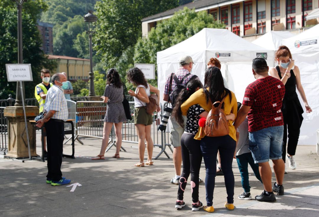 Los vecinos de Ordizia (Guipúzcoa) continúan desfilando este miércoles por las carpas instaladas en la localidad por Osakidetza para hacerse las pruebas del covid-19 a la espera de que el Gobierno Vasco regule en una orden las restricciones para atajar el brote, entre las que podría estar el uso obligatorio de mascarillas. Los vecinos de Ordizia (Guipúzcoa) continúan desfilando este miércoles por las carpas instaladas en la localidad por Osakidetza para hacerse las pruebas del covid-19 a la espera de que el Gobierno Vasco regule en una orden las restricciones para atajar el brote, entre las que podría estar el uso obligatorio de mascarillas.