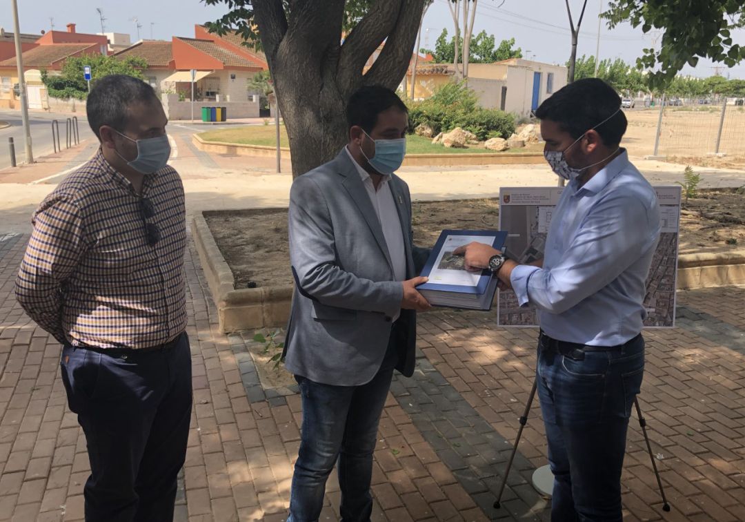 El consejero de Medio Ambiente, Antonio Luengo, charla con el alcalde de Los Alcázares, Mario Cervera El consejero de Medio Ambiente, Antonio Luengo, charla con el alcalde de Los Alcázares, Mario Cervera