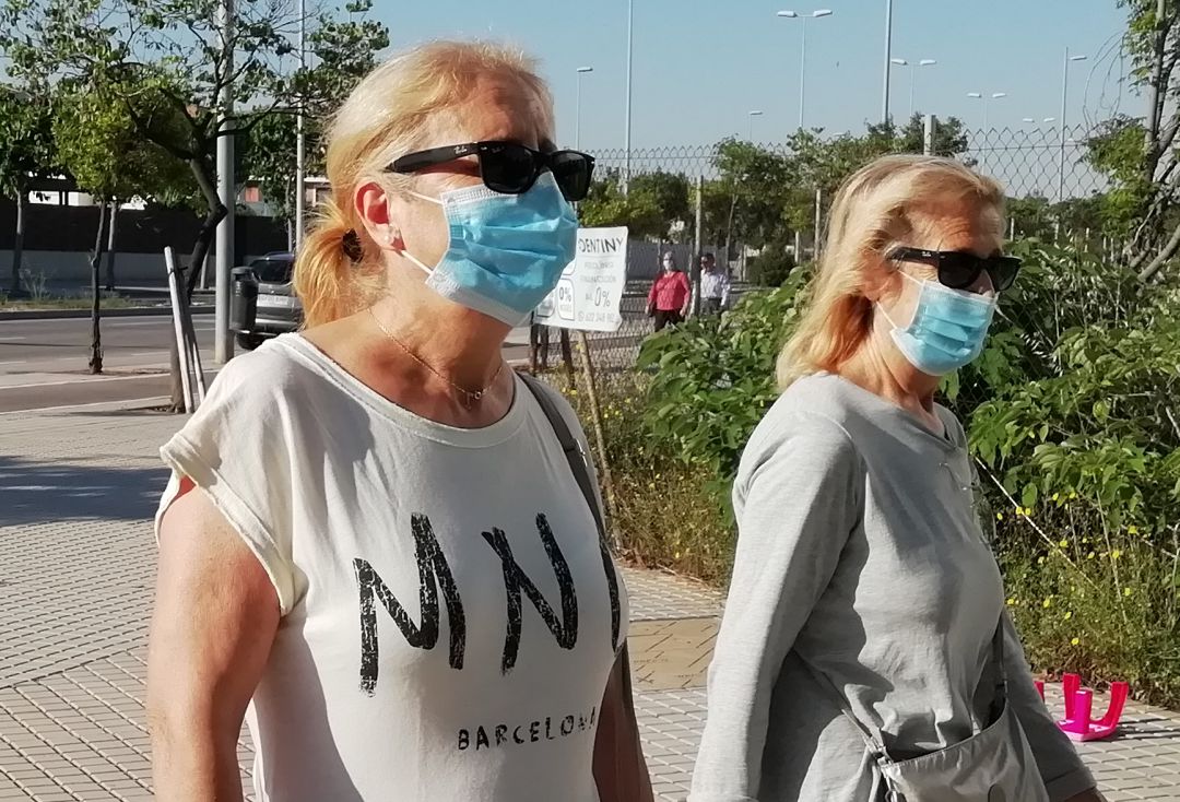 Mujeres con mascarilla en Castelló Mujeres con mascarilla en Castelló