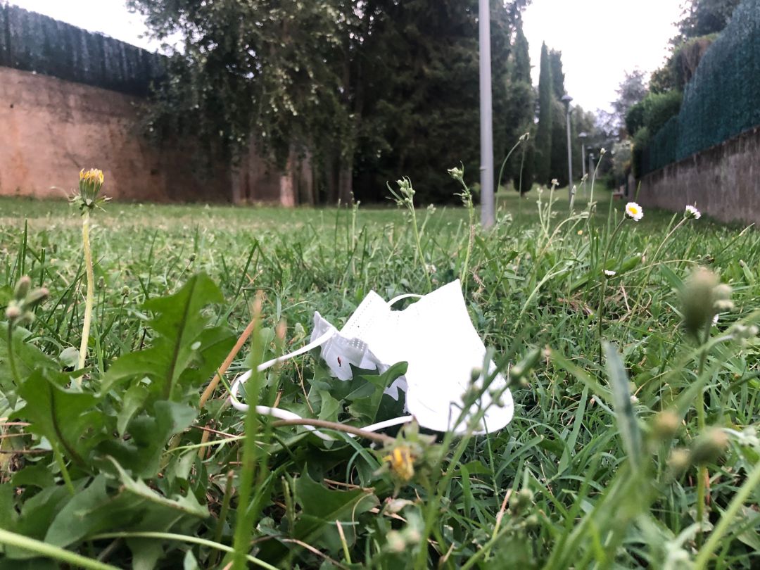 Una mascareta abandonada en un parc de Girona Una mascareta abandonada en un parc de Girona