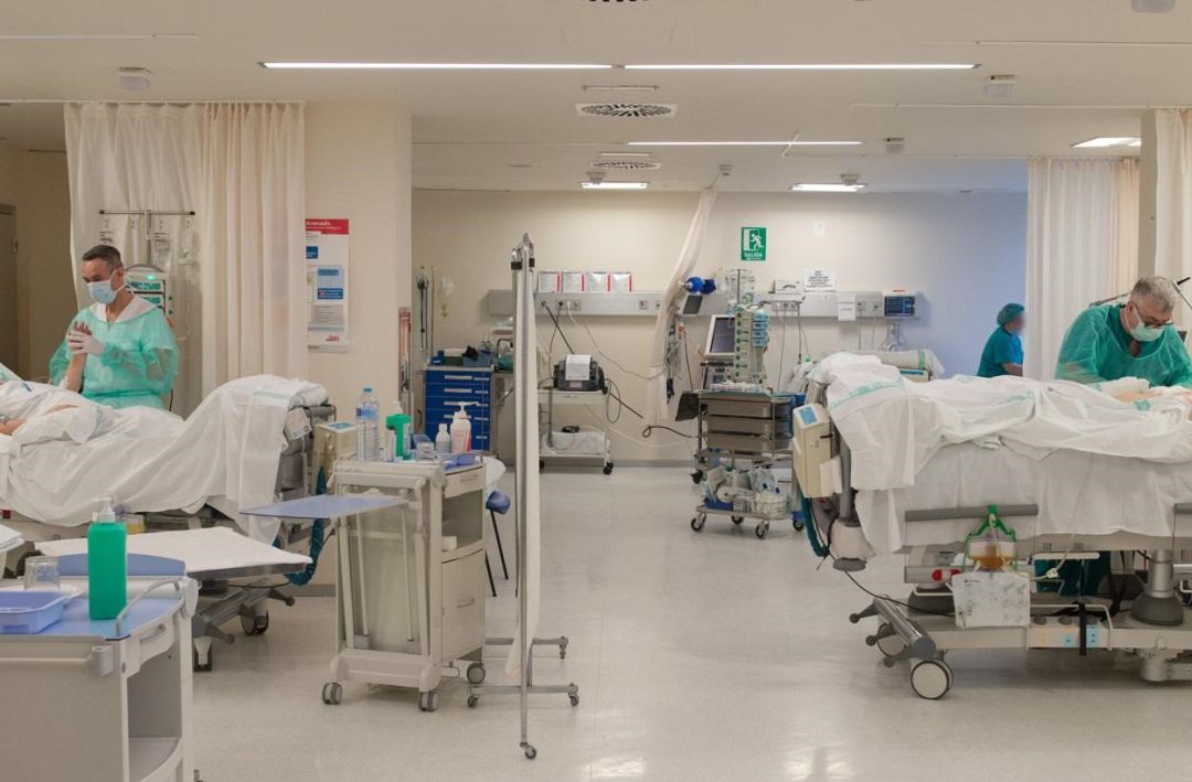 Varios profesionales sanitarios atienden a enfermos de coronavirus. Varios profesionales sanitarios atienden a enfermos de coronavirus.