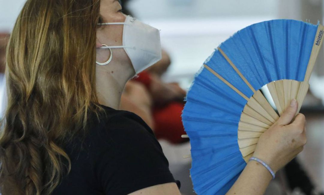 Una mujer con mascarilla se abanica en Madrid Una mujer con mascarilla se abanica en Madrid