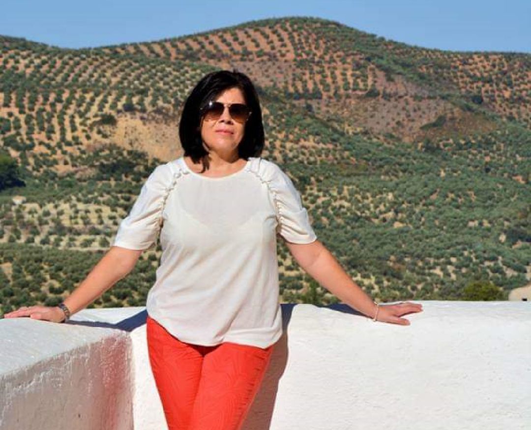 María Dolores Raya Hervás ante un paraje de olivar de Sierra Mágina María Dolores Raya Hervás ante un paraje de olivar de Sierra Mágina