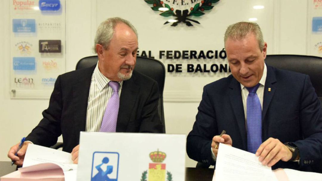 Adolfo Aragonés, presidente de ASOBAL, y Francisco Blázquez, presidente de la Real Federación Española de Balonmano Adolfo Aragonés, presidente de ASOBAL, y Francisco Blázquez, presidente de la Real Federación Española de Balonmano