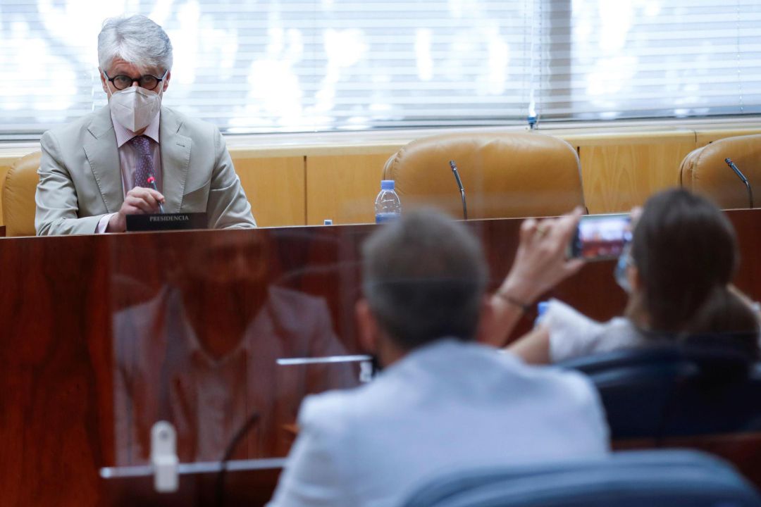 El diputado socialista y presidente de la Comisión de Reconstrucción, Carlos Carnero durante la constitución de dicha comisión en la Asamblea de Madrid este miércoles. El diputado socialista y presidente de la Comisión de Reconstrucción, Carlos Carnero durante la constitución de dicha comisión en la Asamblea de Madrid este miércoles.