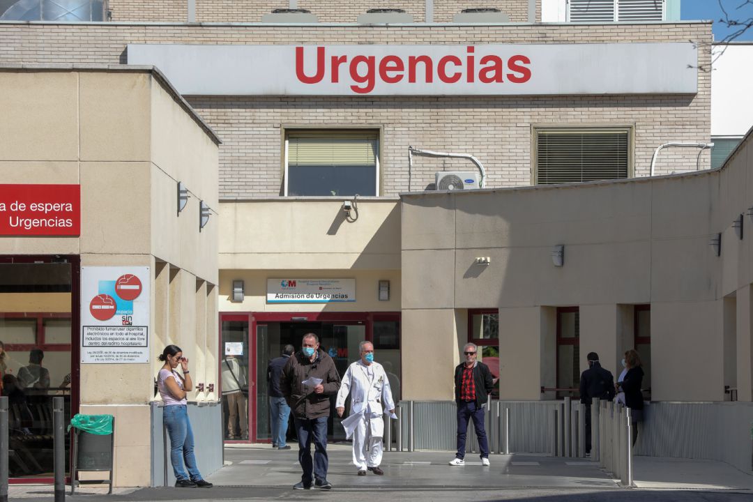 Varias personas protegidas con mascarilla se encuentran cerca de la puerta de Urgencias del Hospital Gregorio Marañón (Madrid) Varias personas protegidas con mascarilla se encuentran cerca de la puerta de Urgencias del Hospital Gregorio Marañón (Madrid)