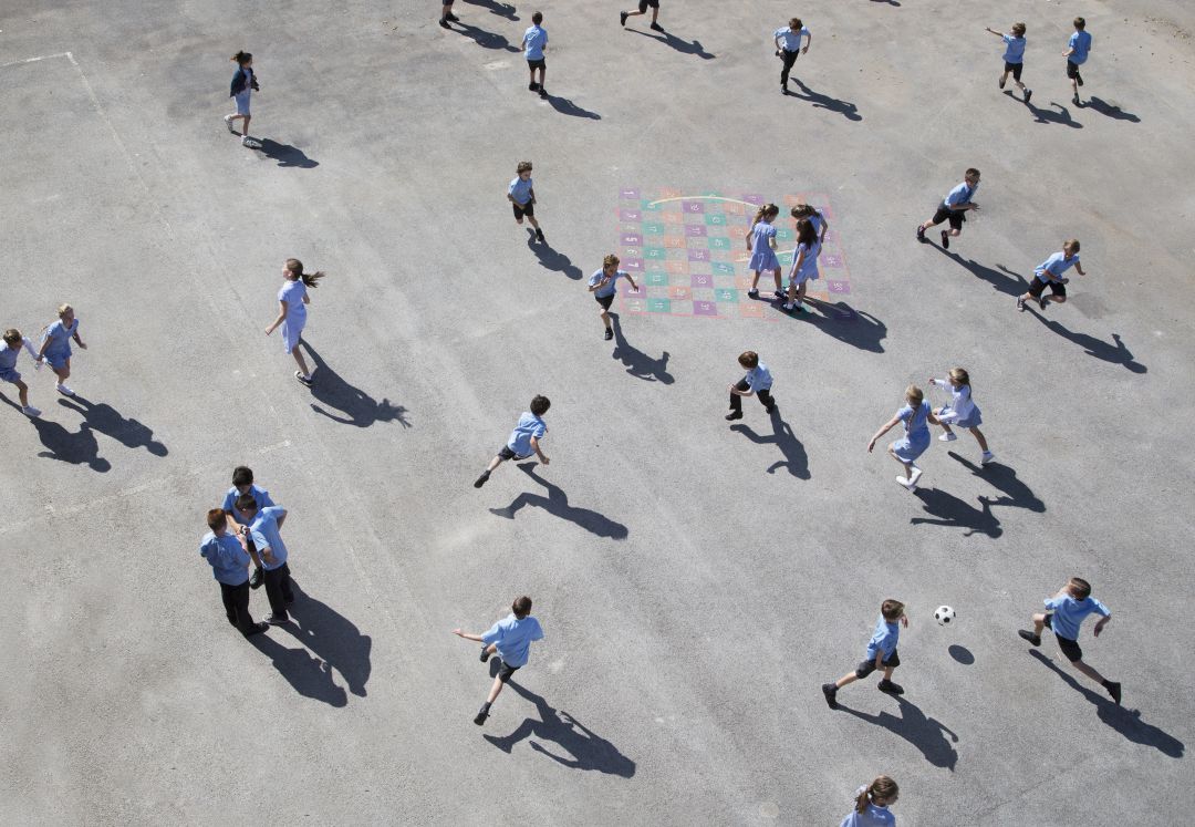 Niños jugando en el patio de un colegio Niños jugando en el patio de un colegio