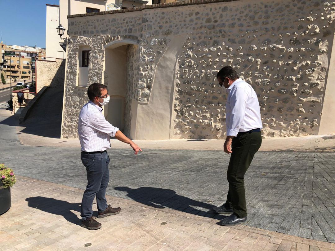 Manolo Cuesta i Joan Sanchis observant les obres Manolo Cuesta i Joan Sanchis observant les obres