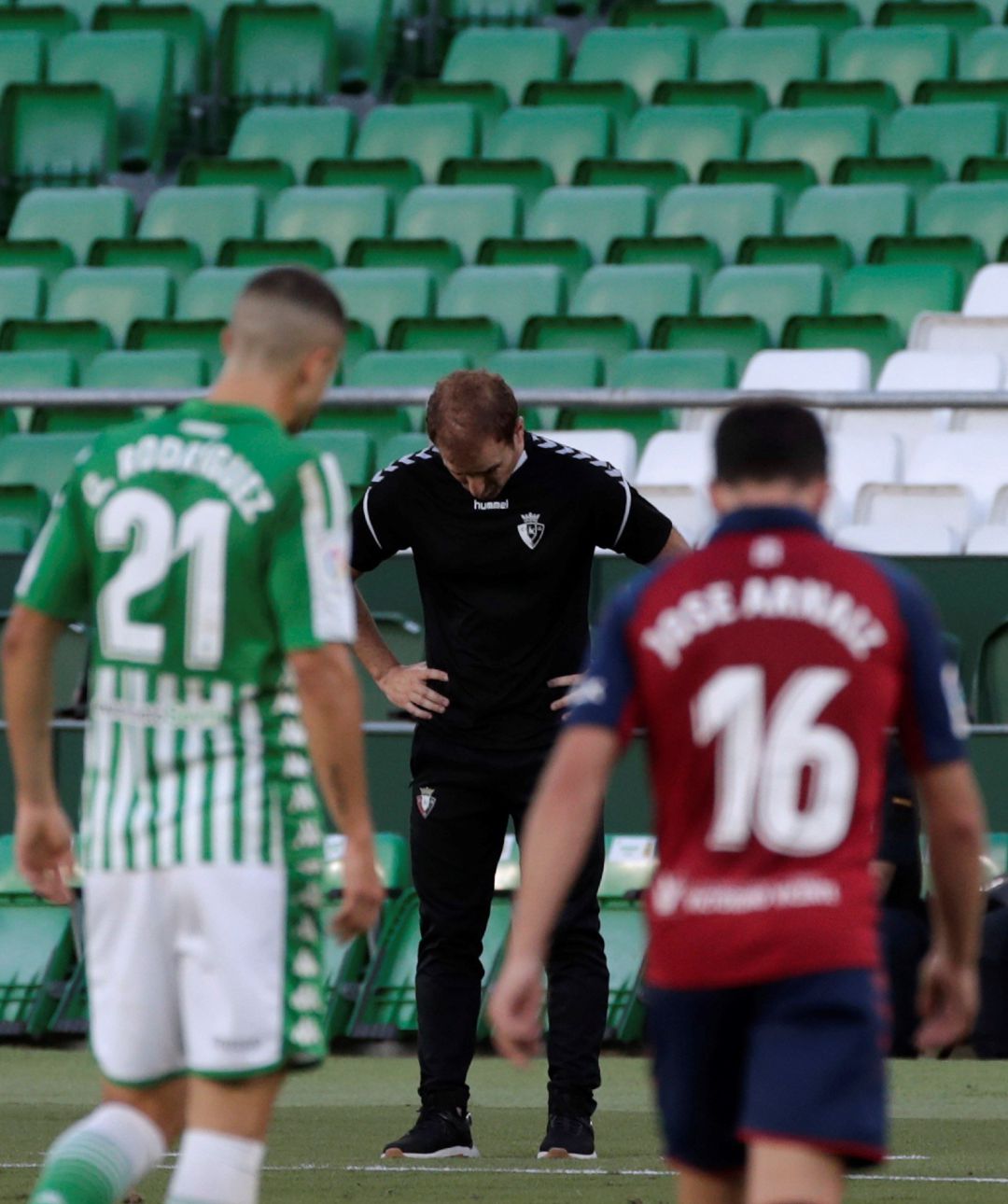 El entrenador del Osasuna, Jagoba Arrasate (c), durante el partido ante el Betis de la jornada 35 de LaLiga Santander El entrenador del Osasuna, Jagoba Arrasate (c), durante el partido ante el Betis de la jornada 35 de LaLiga Santander
