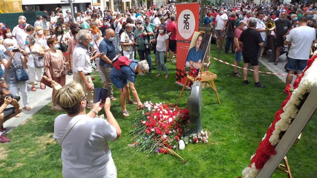 Cientos de personas homenajean con claveles a Germán Rodríguez y los heridos de 1978 Cientos de personas homenajean con claveles a Germán Rodríguez y los heridos de 1978