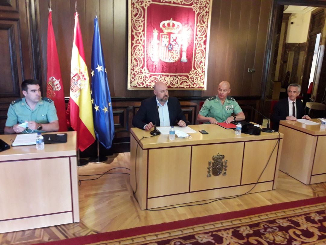 De I-D, el jefe de Policía Judicial de Guardia Civil, Víctor Manuel Obarrio, el delegado del Gobierno en Navarra, José Luis Arasti, el coronel jefe de la Guardia Civil, José Santiago Martín, y el delegado de la Agencia Tributaria, Roberto Pérez De I-D, el jefe de Policía Judicial de Guardia Civil, Víctor Manuel Obarrio, el delegado del Gobierno en Navarra, José Luis Arasti, el coronel jefe de la Guardia Civil, José Santiago Martín, y el delegado de la Agencia Tributaria, Roberto Pérez