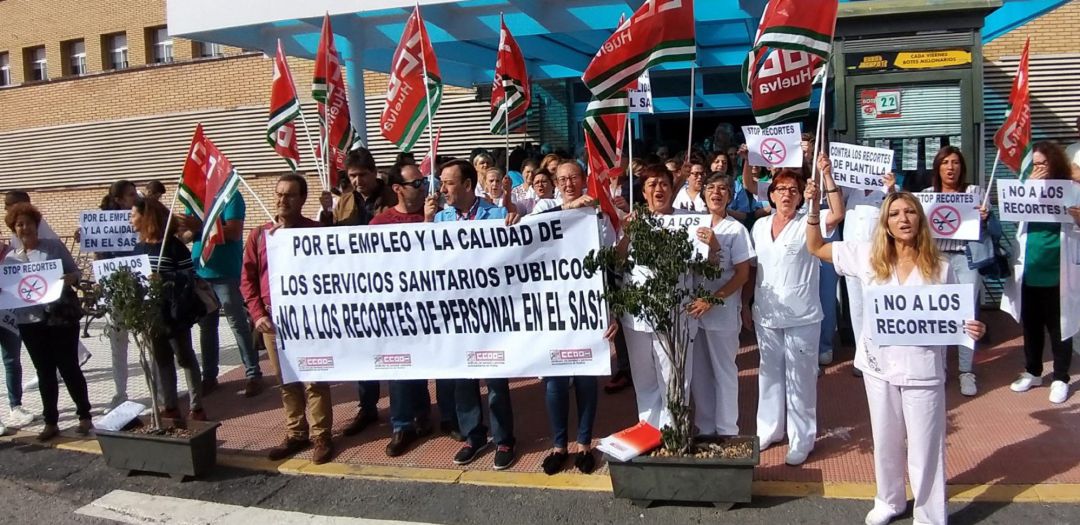 Imagen de archivo de personal sanitario concentrado en las puertas del Hospital de Minas de Riotinto (Huelva), en octubre de 2019. Imagen de archivo de personal sanitario concentrado en las puertas del Hospital de Minas de Riotinto (Huelva), en octubre de 2019.