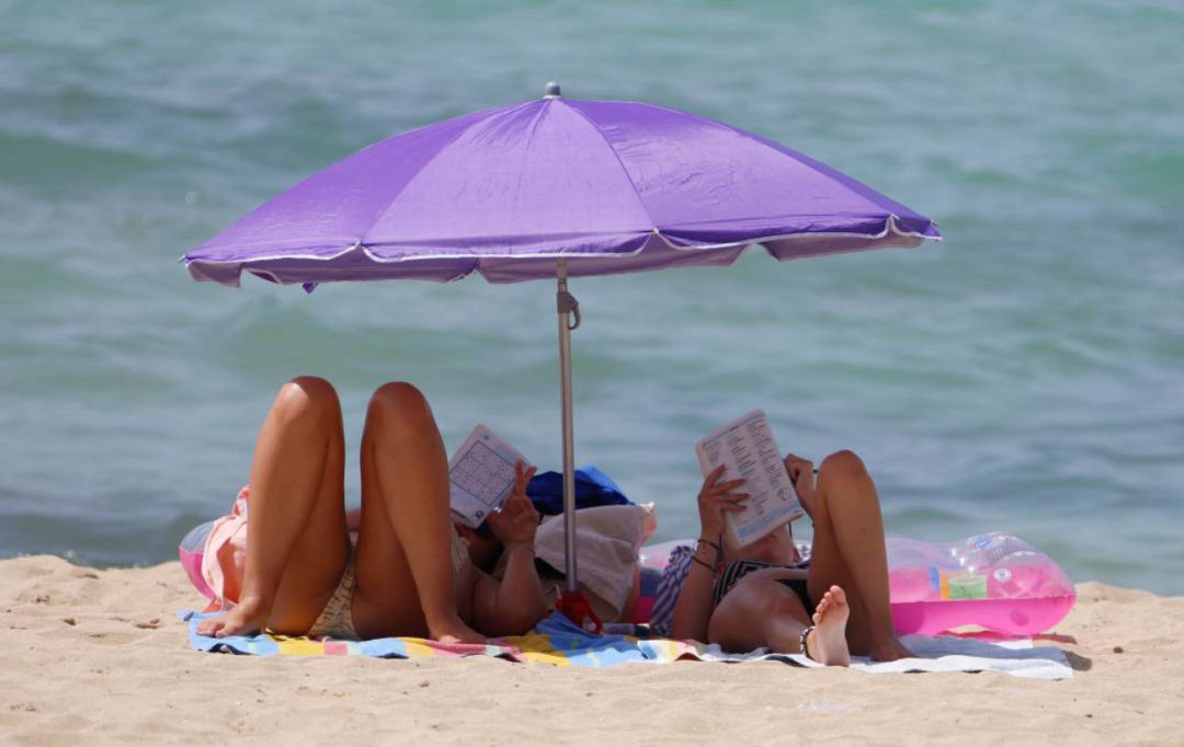 Turistas en un playa, descansando. Turistas en un playa, descansando.