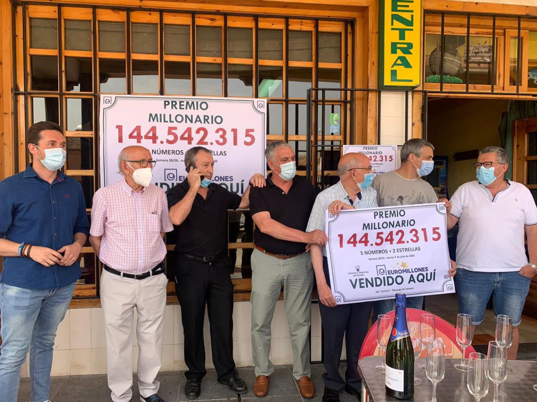 Algunos de los premiados frente al bar en el que selló el boleto Algunos de los premiados frente al bar en el que selló el boleto