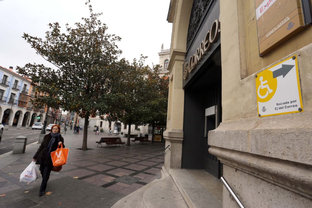Entrada a la oficina de Correos de Valladolid Entrada a la oficina de Correos de Valladolid