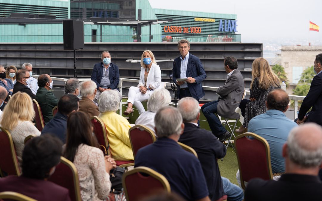 El candidato del PP gallego, Alberto Núñez Feijóo (de pie), durante su discurso sobre el turismo en el Hotel Bahía de Vigo. El candidato del PP gallego, Alberto Núñez Feijóo (de pie), durante su discurso sobre el turismo en el Hotel Bahía de Vigo.