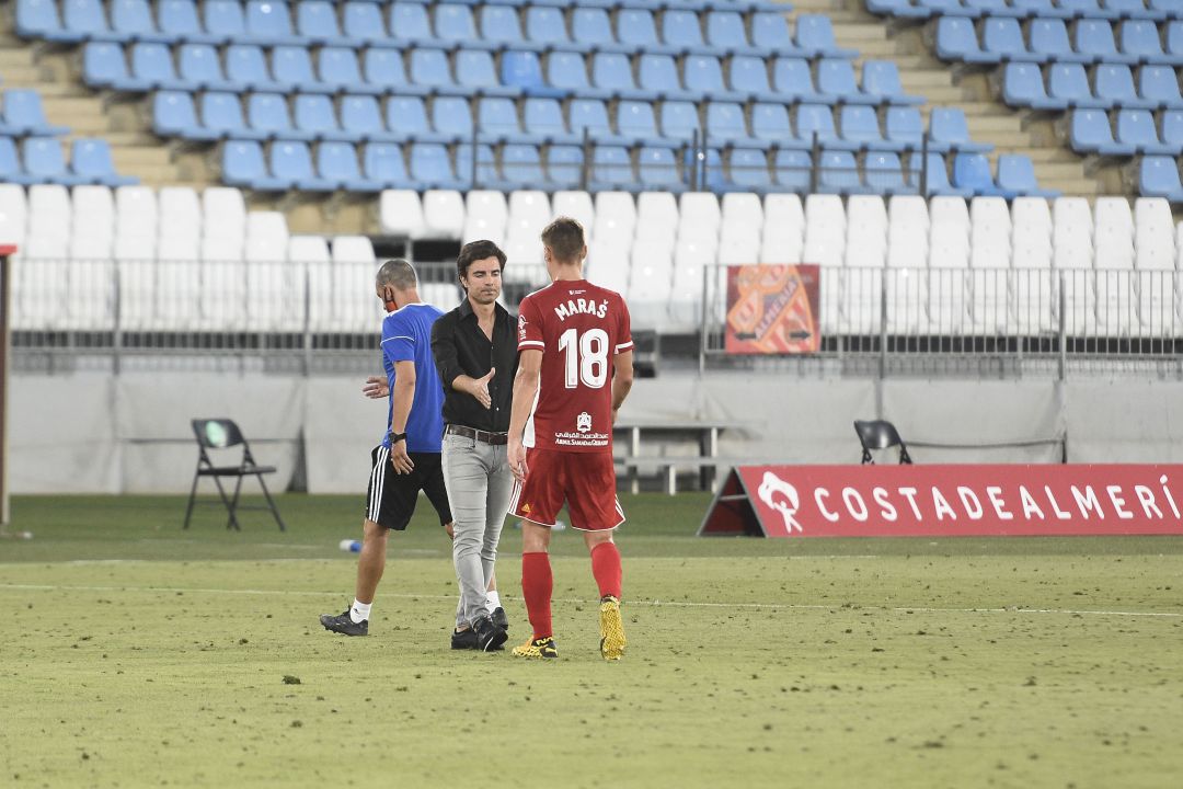Mario Silva animando a Maras tras caer con el Tenerife. Mario Silva animando a Maras tras caer con el Tenerife.