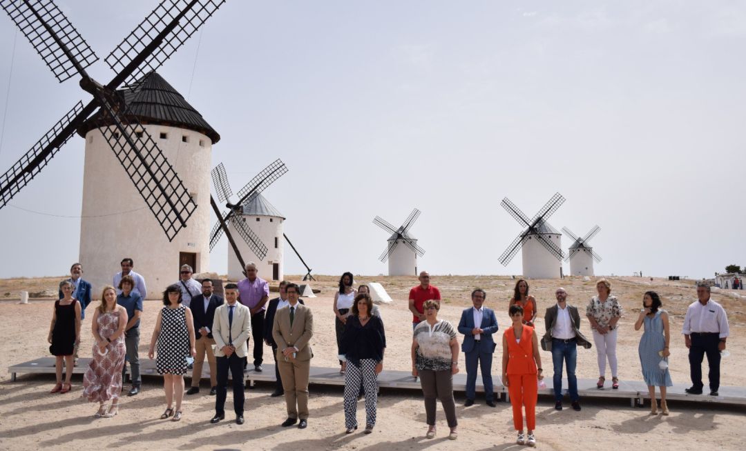 Imagen de grupo de los alcaldes y alcaldesas de la zona de Campo de Criptana, junto al presidente de la Diputación de Ciudad Real, José Manuel Caballero, y la consejera de Economía, Patricia Franco Imagen de grupo de los alcaldes y alcaldesas de la zona de Campo de Criptana, junto al presidente de la Diputación de Ciudad Real, José Manuel Caballero, y la consejera de Economía, Patricia Franco