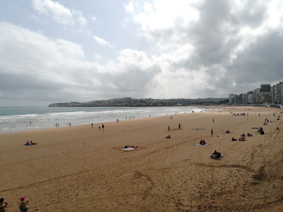 La playa de San Lorenzo, este miércoles, en bajamar. La playa de San Lorenzo, este miércoles, en bajamar.