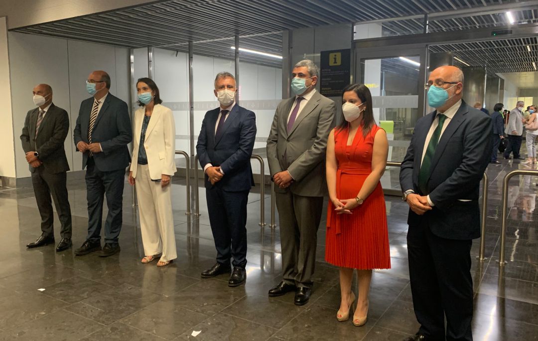 El presidente del Gobierno de Canarias, Ángel Víctor Torres, recibió en el aeropuerto de Gran Canaria a la comitiva encabezada por el secretario de la OMT y la ministra de Turismo El presidente del Gobierno de Canarias, Ángel Víctor Torres, recibió en el aeropuerto de Gran Canaria a la comitiva encabezada por el secretario de la OMT y la ministra de Turismo