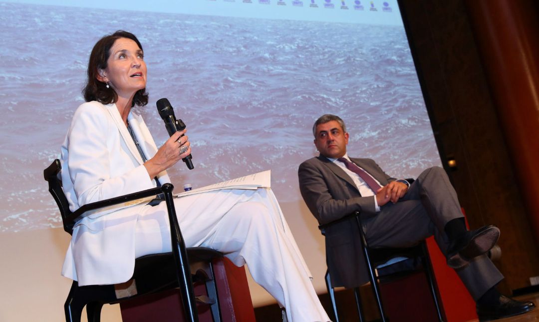 La ministra de Turismo, Reyes Maroto, durante la rueda de prensa que ofreció este miércoles tras reunirse junto con el presidente de Canarias, Ángel Víctor Torres; y el secretario general de la Organización Mundial del Turismo, Zurab Pololikashvili (2i), con representantes del sector turístico canario, uno de los actos previstos en el programa del viaje que ha organizado la OMT a Canarias para presentar a las islas como destino seguro tras la pandemia de covid-19. La ministra de Turismo, Reyes Maroto, durante la rueda de prensa que ofreció este miércoles tras reunirse junto con el presidente de Canarias, Ángel Víctor Torres; y el secretario general de la Organización Mundial del Turismo, Zurab Pololikashvili (2i), con representantes del sector turístico canario, uno de los actos previstos en el programa del viaje que ha organizado la OMT a Canarias para presentar a las islas como destino seguro tras la pandemia de covid-19.