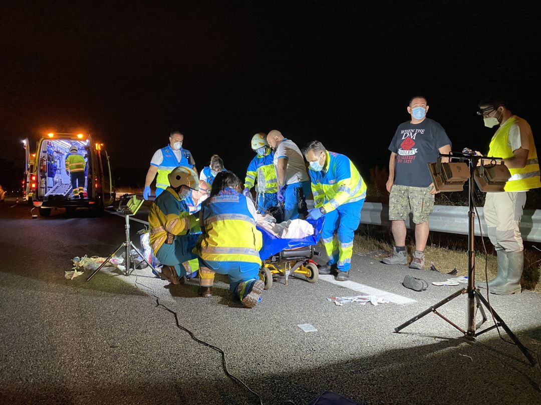 Los servicios de emergencias trabajando en el lugar del accidente Los servicios de emergencias trabajando en el lugar del accidente