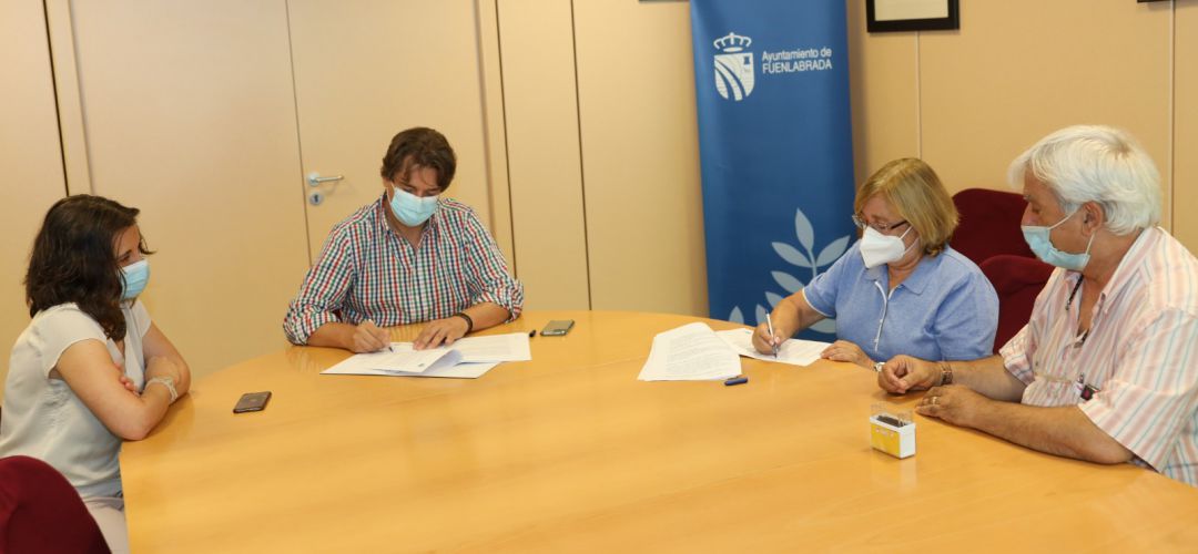 El alcalde de Fuenlabrada, Javier Ayala, ha firmado nuevo convenios de colaboración con el tejido asociativo de la ciudad El alcalde de Fuenlabrada, Javier Ayala, ha firmado nuevo convenios de colaboración con el tejido asociativo de la ciudad