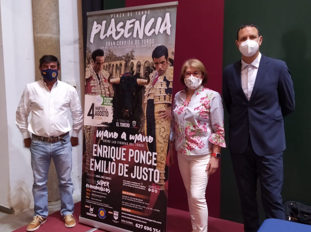 La concejala de festejos acompañada de los dos directivos de la UTE que gestionará la plaza de toros placentina los próximos años La concejala de festejos acompañada de los dos directivos de la UTE que gestionará la plaza de toros placentina los próximos años